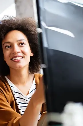 femme devant un ecran d'ordinateur