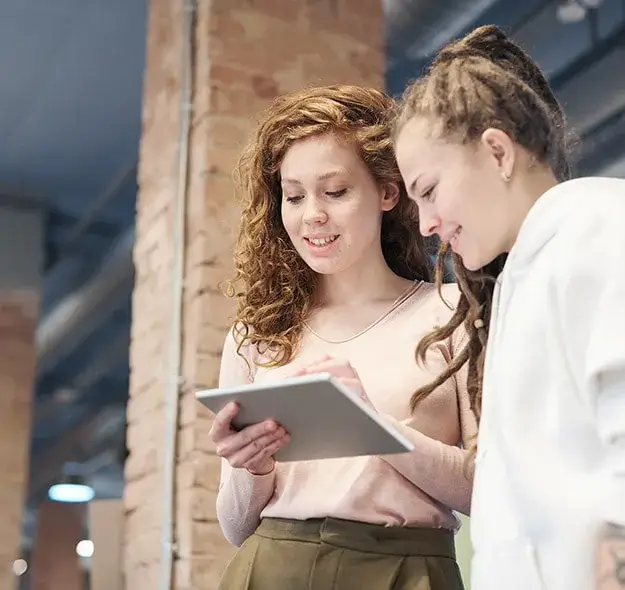 Deux femmes qui regarde une tablette